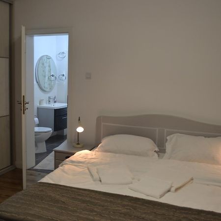 Ferienwohnung Victoria Plaza Two Bdr Apt Bukarest Exterior foto