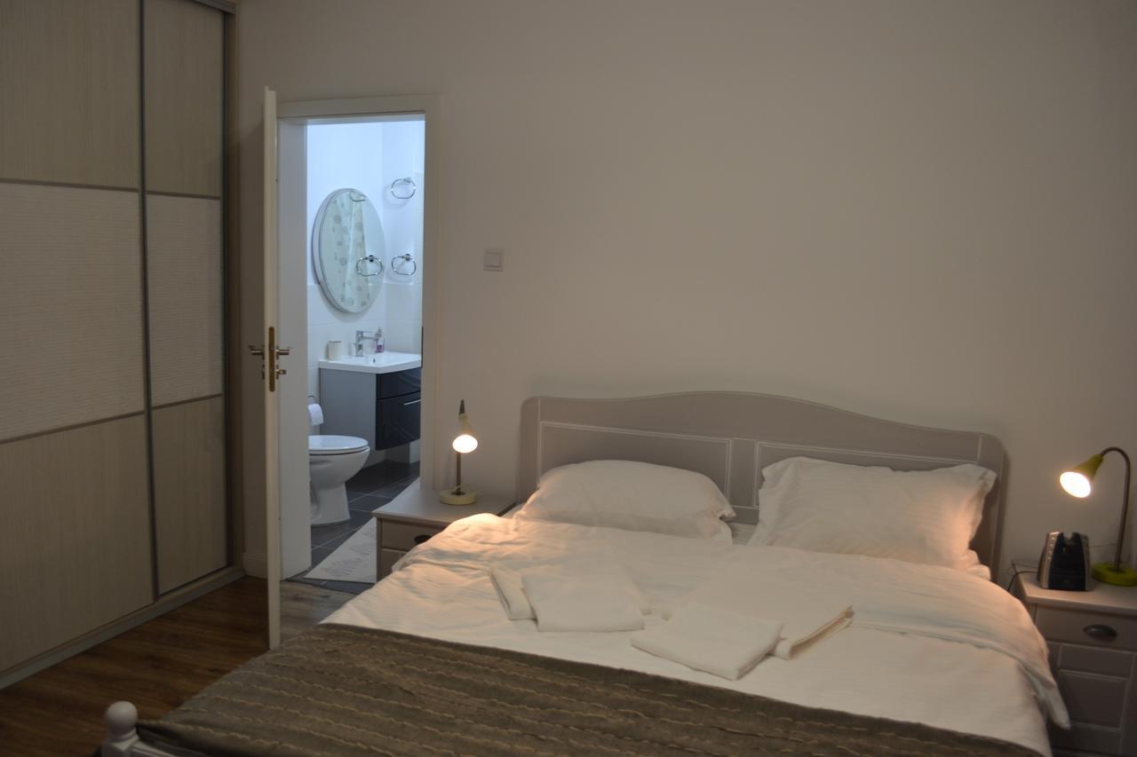 Ferienwohnung Victoria Plaza Two Bdr Apt Bukarest Exterior foto